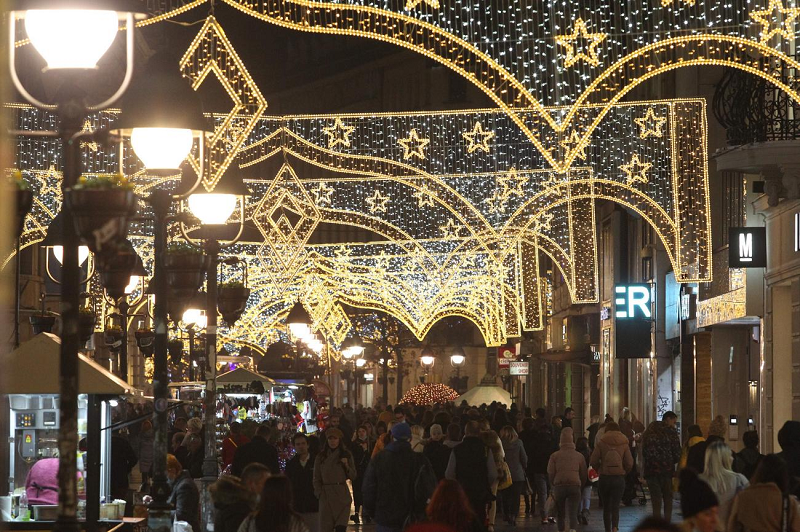 Белград почна со новогодишно украсување