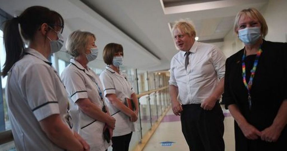 Борис Џонсон виден без маска во посета на болница