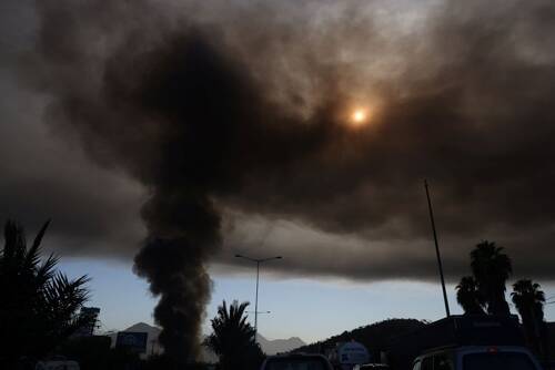 Поради пожар во фабрика во Сантијаго се подигна облак од густ сив чад