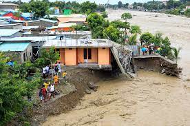 Најмалку 11 исчезнати во поплави во Индонезија