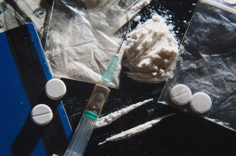 Приведен скопски дилер: Полицијата запленила кокаин, амфетамин и други дроги