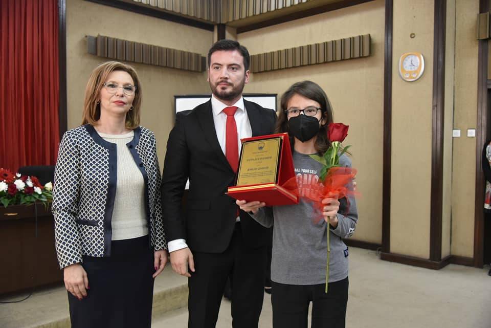 14 годишниот математички гениј Дамјан Давков ја доби наградата 8-ми ноември