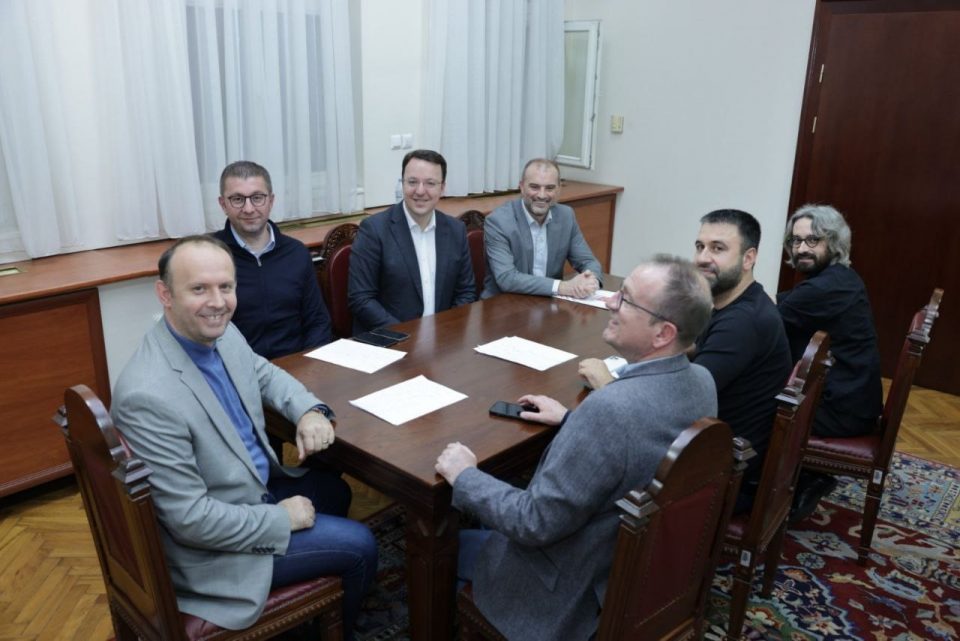 ВМРО-ДПМНЕ има ново парламентарно мнозинство! Мицкоски и Николоски ги собраа опозициските партии плус БЕСА
