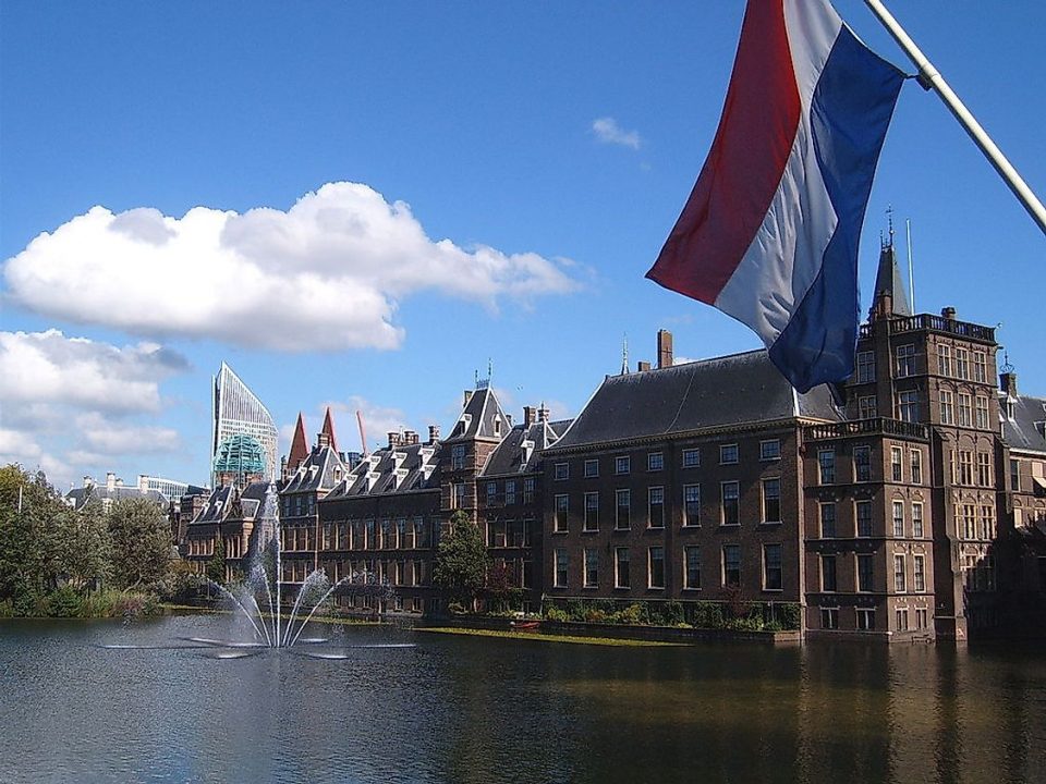 Холандската влада препорача прво затворање во Западна Европа од летово