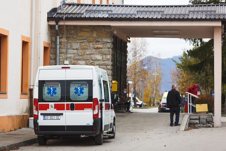 Во Хрватска врачени првите откази: Шест вработени одбиле вакцина или тестирање