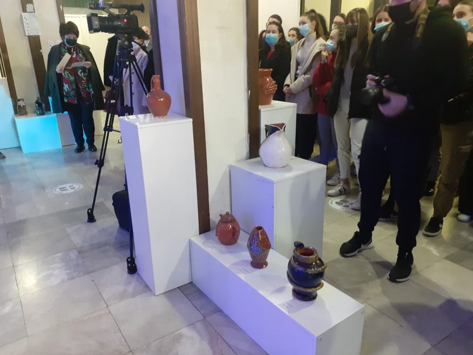 Отворена изложба на дела од Младинската керамичка работилница во Кичево