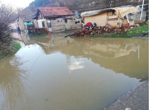 ИЗЛЕАНИ ПОВЕЌЕ РЕКИ: Поплавени голем број куќи во Кичево од интензивните врнежи од дожд