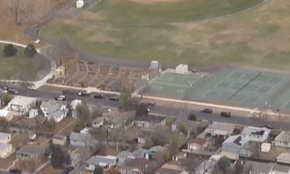 (ВИДЕО) 5 повредени во пукање во близина на училиште во Колорадо