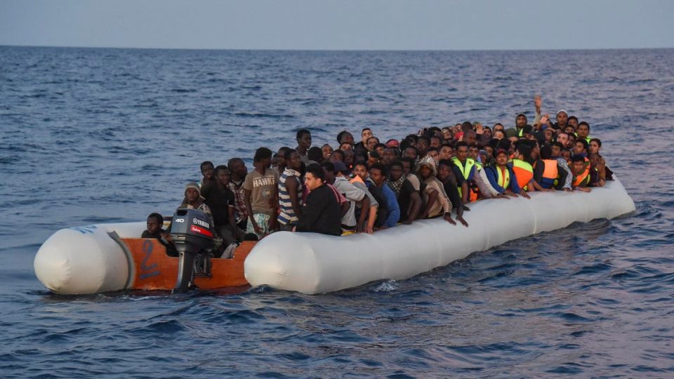 Либанската морнарица спаси брод со мигранти во Средоземното море