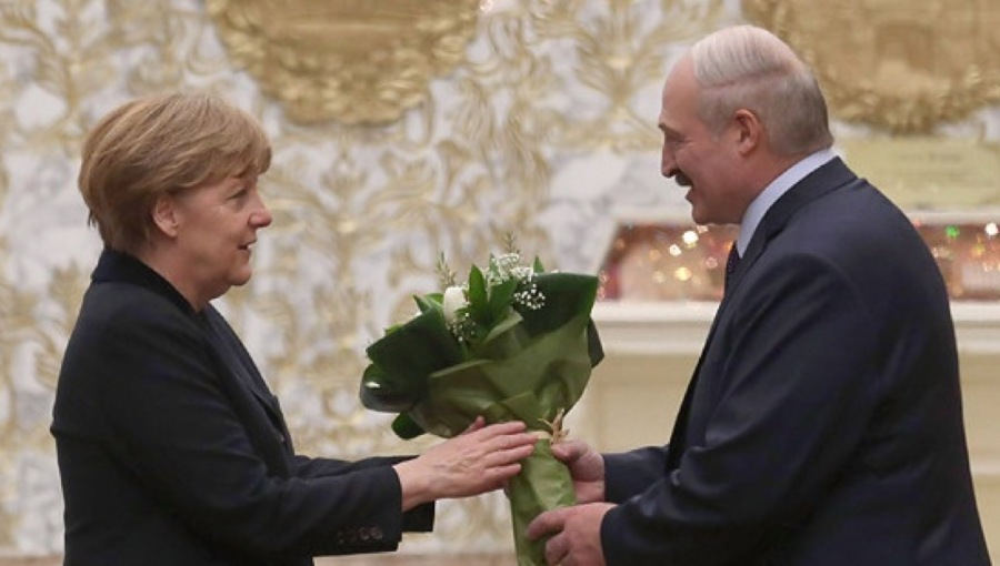 Меркел и Лукашенко телефонски дискутирале за разрешување на мигрантската криза