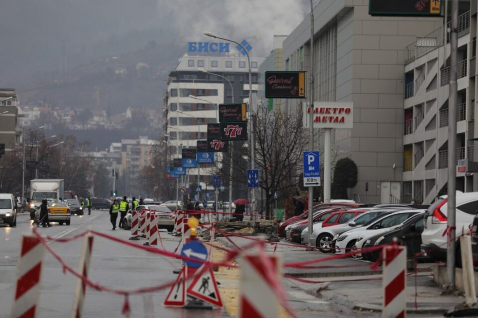 Стравуваат ли македонските власти од терористички напади во Скопје?! Полиција „врие“ пред моловите, граѓаните зачудени