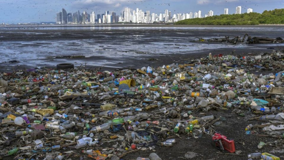 Милиони тони пластичен отпад како последица на пандемијата