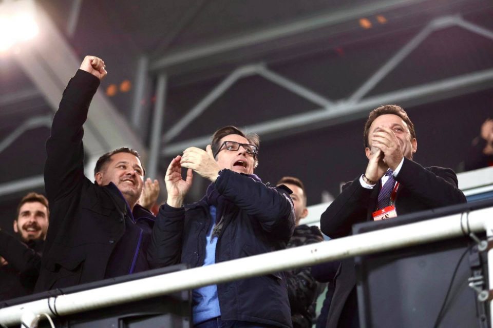 Пендаровски им ја честиташе победата на македонските фудбалери