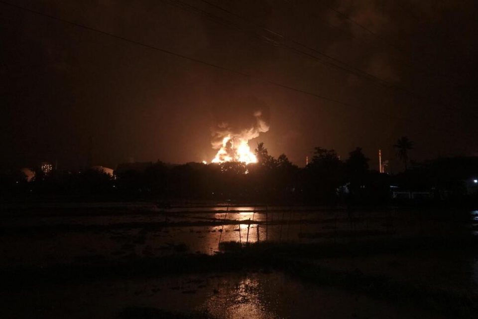 (ВИДЕО) Пожар во рафинерија за нафта на индонезискиот остров Јава