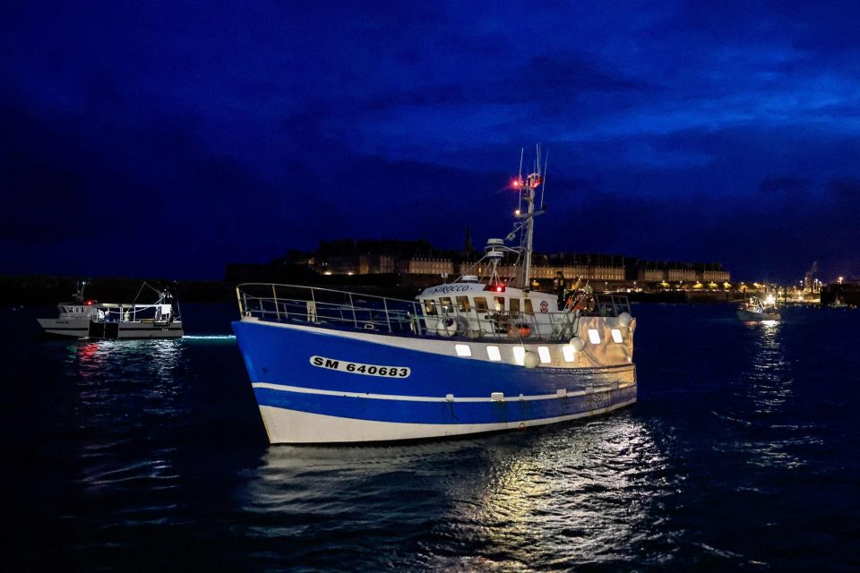 Француските рибари денеска ги блокираа пристаништата во Франција