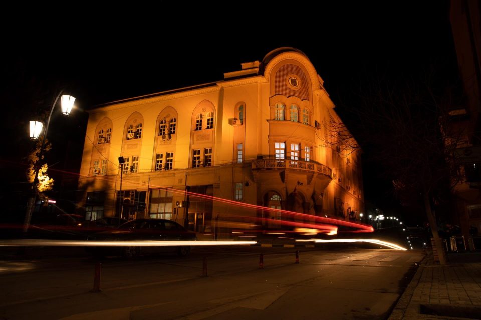 Струмица ја осветли општинската зграда со портокалаови филтри