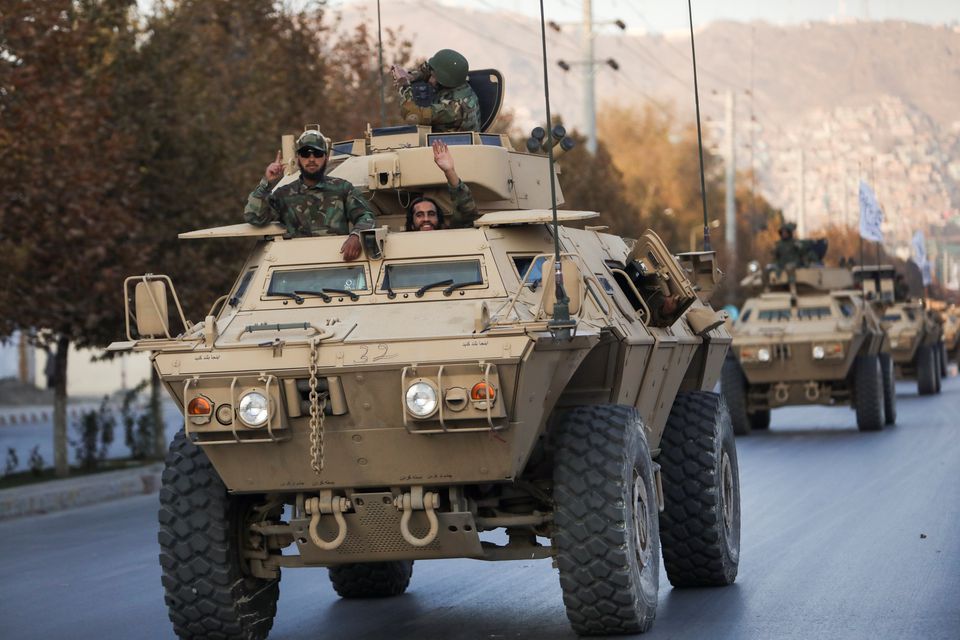 Талибанците со запленето американско и руско оружје во Кабул