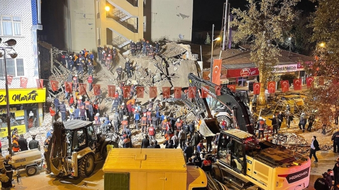 Спасувачи трагаат по затрупани под урнатините на зградата во Турција