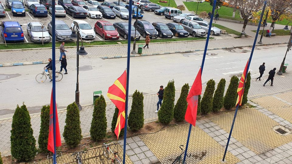 Општина Струга ги спушти знамињата на половина копје, градоначалникот со сочуство до семејствата на загинатите