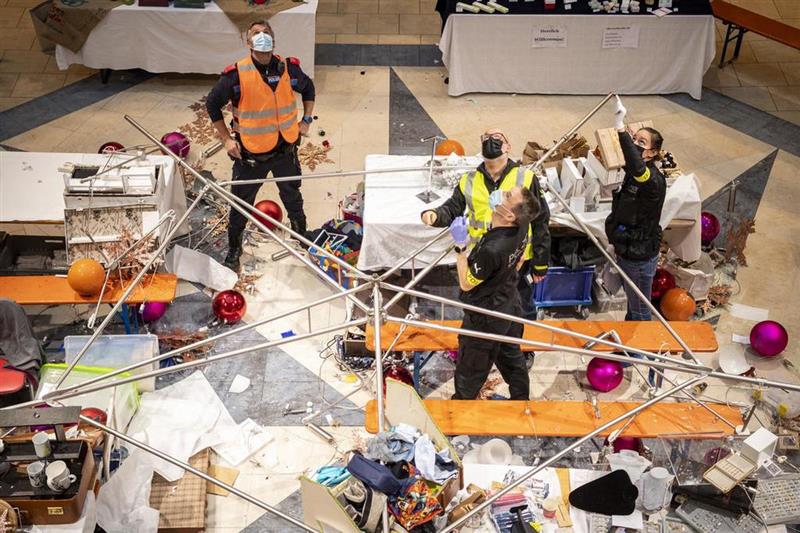 Шестмина повредени, кога паднале божикни украси во трговски центар во Швајцарија