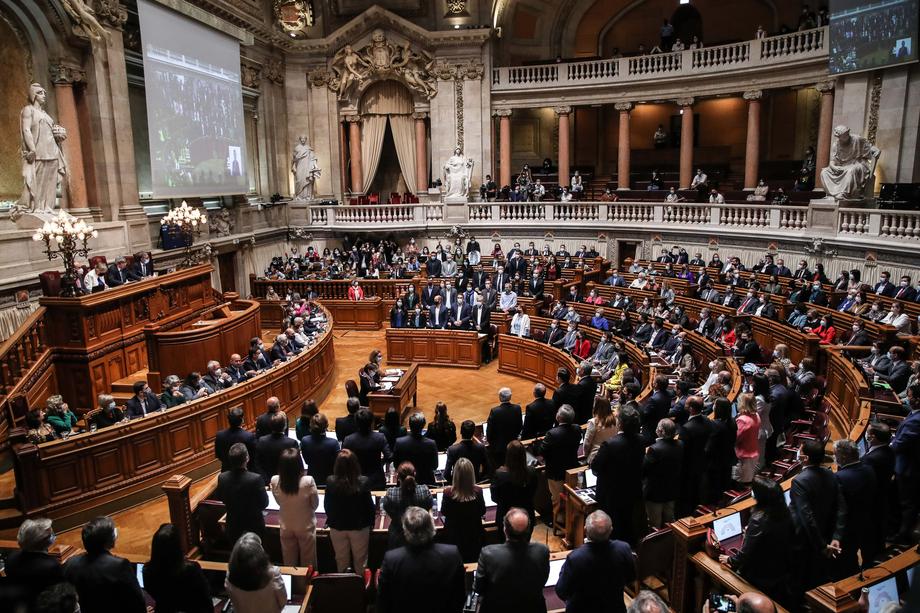 Се распушти португалскиот парламент, закажани се предвремени избори