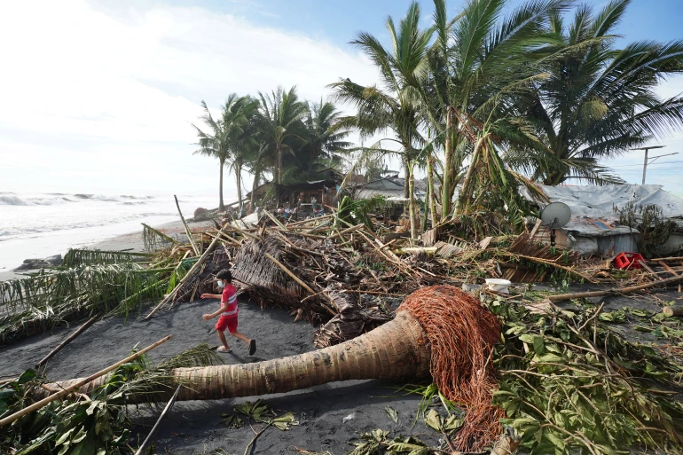 Најмалку 12 загинати во супер тајфунот Раи на Филипините