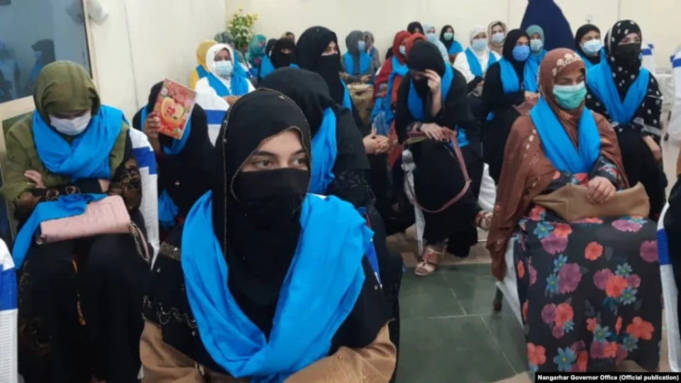 Талибанците забранија жените да патуваат без придружба на маж