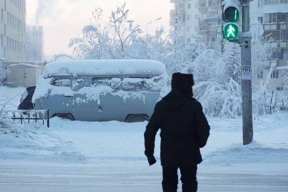 НА -50 степени конвој камиони заглавен во Сибир