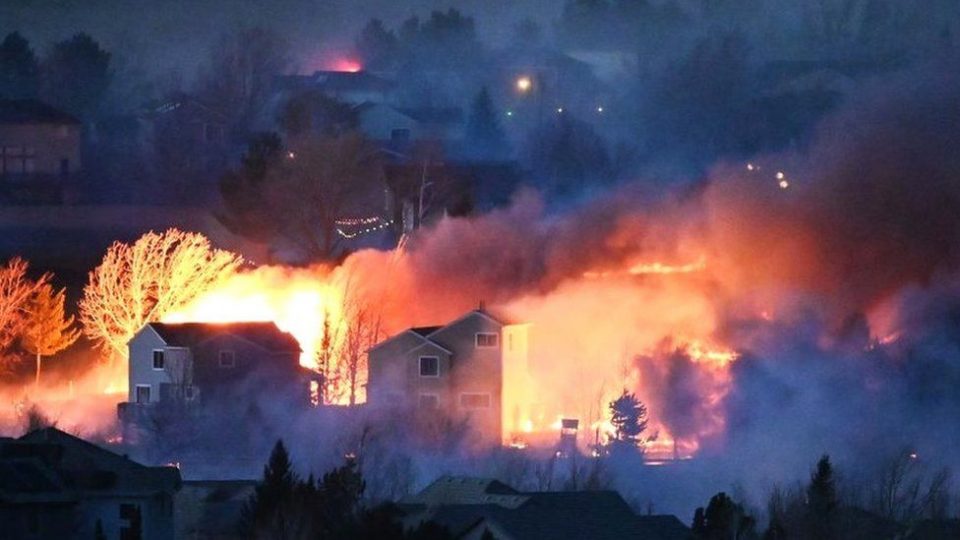 Повеќе од 500 куќи изгореа во шумски пожар во Колорадо