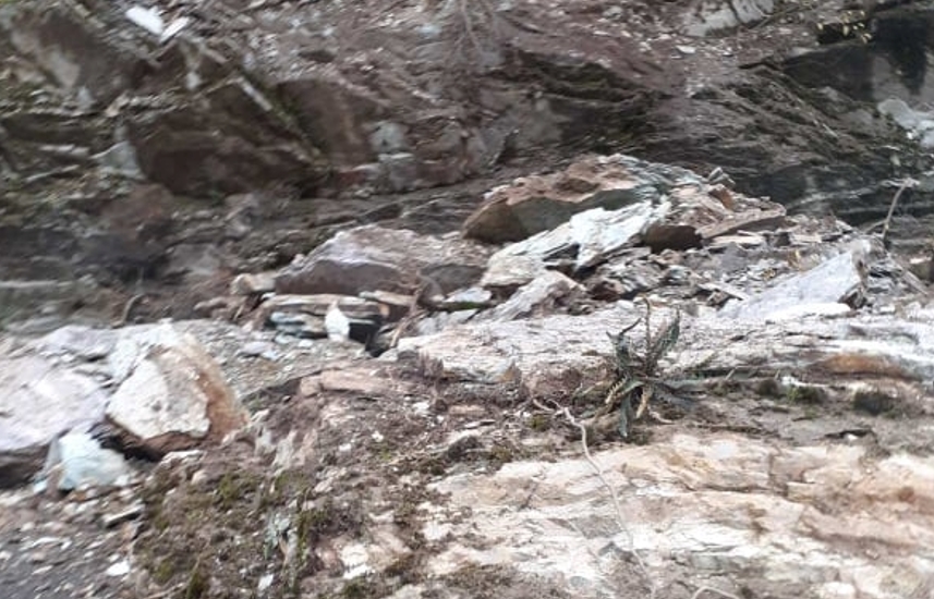 Сообраќајот прекинат кај Мокрински Извори, по една коловозна лента кај Миладиновци поради одрон