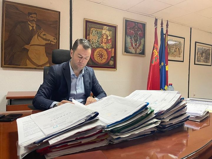 Стефковски ги потпиша решенијата за легализација