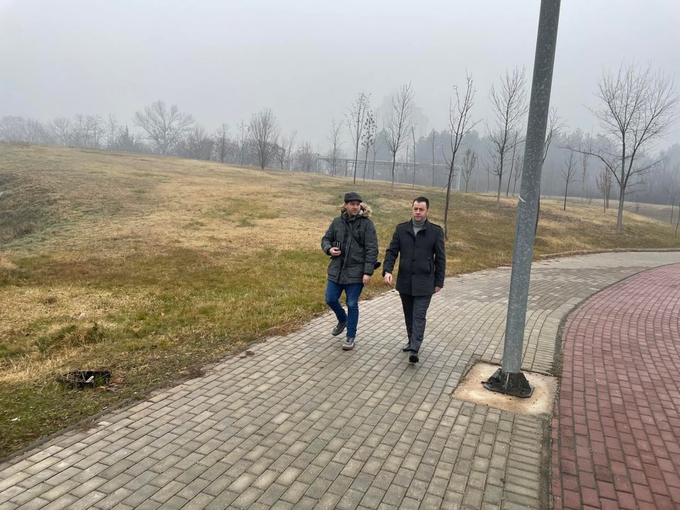 Пример за граѓаните градоначалникот на Гази Баба Бобан Стефковски  оди пешки на работа