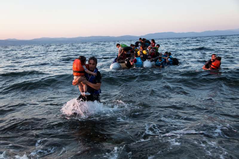 Спасувачка акција во Грција откако се преврти чамец со мигранти, спасени 12 лица, непознат бројот на исчезнати