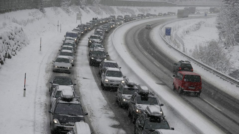 Обилни снежни врнежи во Австрија предизвикаа сообраќаен хаос, девет лица повредени