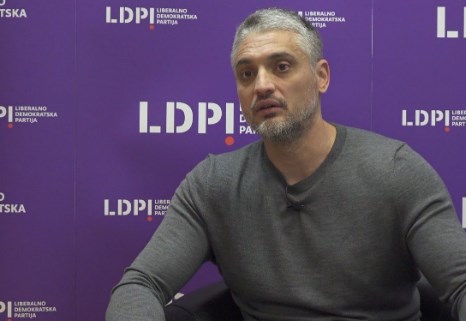 Чеда Јовановиќ: Легија пукаше по полицајците на роденденот на Цеца, тие потскокнуваа
