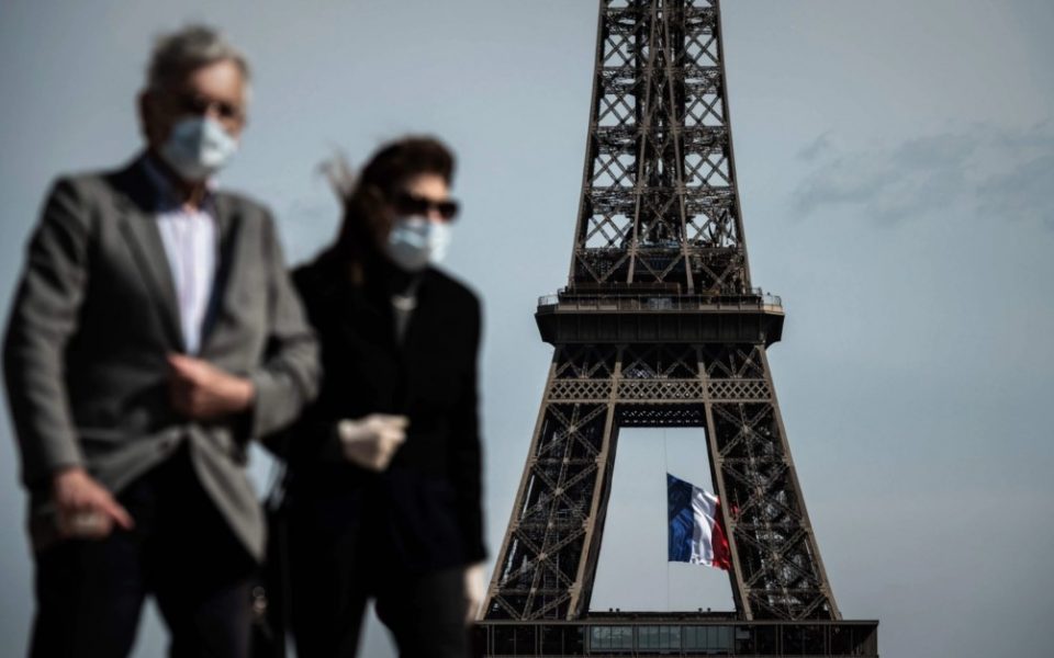 Во Париз од утре задолжително носење маска надвор