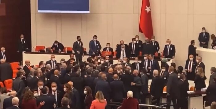 Тепачка помеѓу пратениците во турскиот Парламент