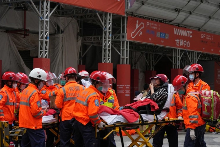 Пожарникарите спасија стотици лица од опожарениот Светски трговски центар во Хонг Конг
