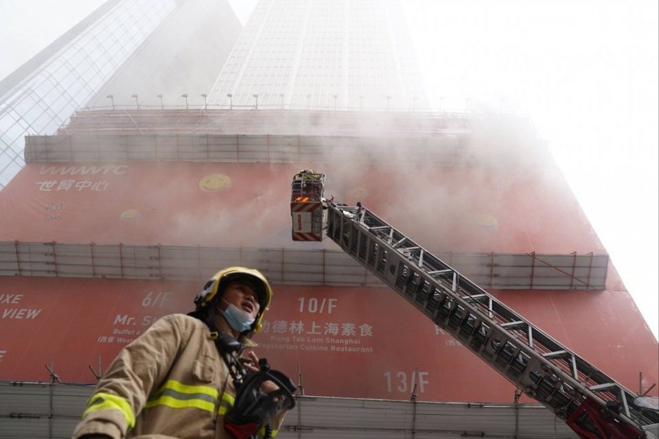 Хонгконг: Пожар во СТЦ, околу 300 луѓе заробени на покривот