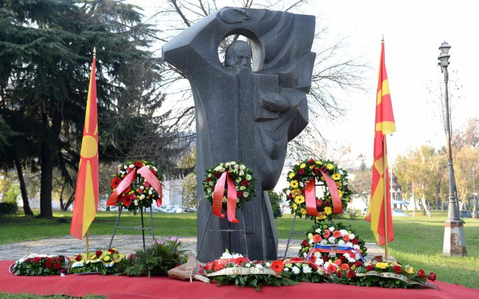 Владина делегација ќе положи цвеќе на споменикот на Св. Климент Охридски пред НУБ во Скопје
