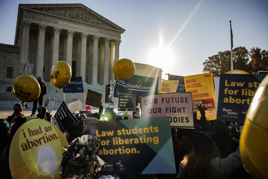 Протести во Вашингтон додека Врховниот суд ги слуша аргументите за случајот со кој се легализираше правото на абортус