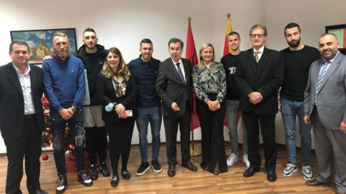 Амбасадорот Марковски оствари средба со македонски фудбалери кои играат за албански клубови