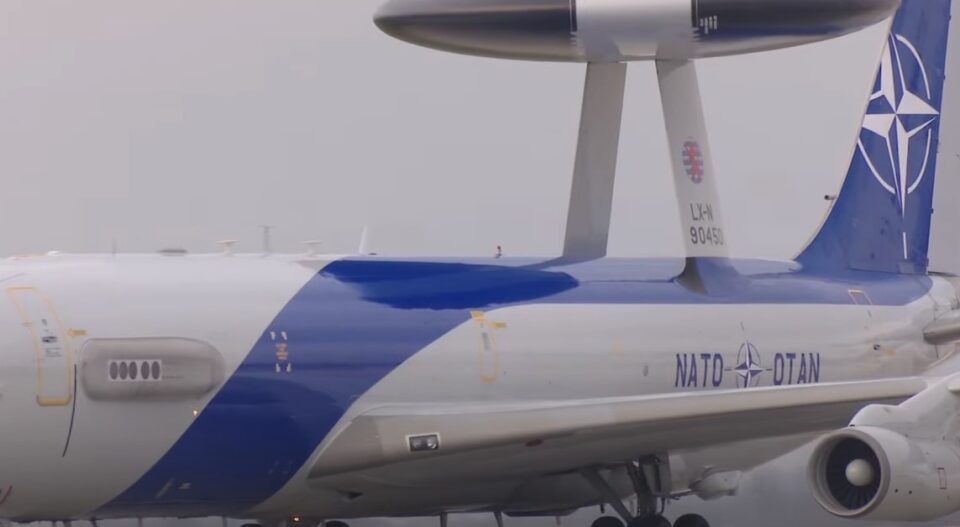 (ВИДЕО) МОЌНИКОТ АВАКС НА НАТО ГИ ИСПЛАШИ СКОПЈАНИ – авионот наречен „Ѕвер“ едвај го собра на пистата на скопскиот аеродром