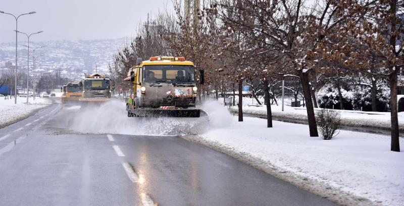 Тротоарите во Кичево со мали градежни машини исчистени од снегот