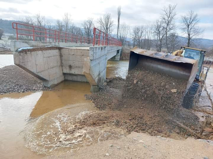 Се санира оштетениот мост во делчевското село Тработивиште