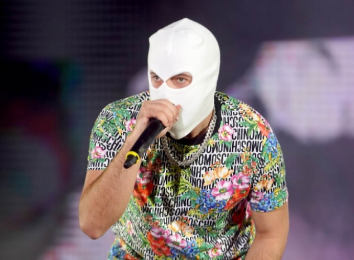 (ВИДЕО)Скандал на настап на Девитo: Обожавател му ја тргна маската, реагираше обезбедувањето