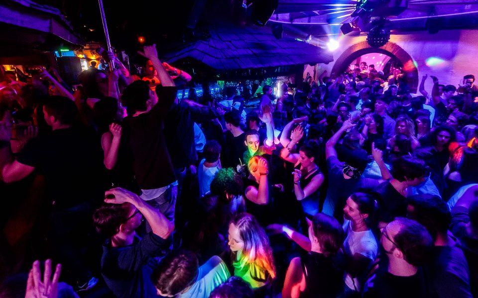 Пред ноќен клуб во Скопје фатен со дрога