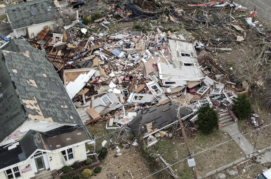 Во Кентаки потврдени 64 жртви од катастрофалните торнада