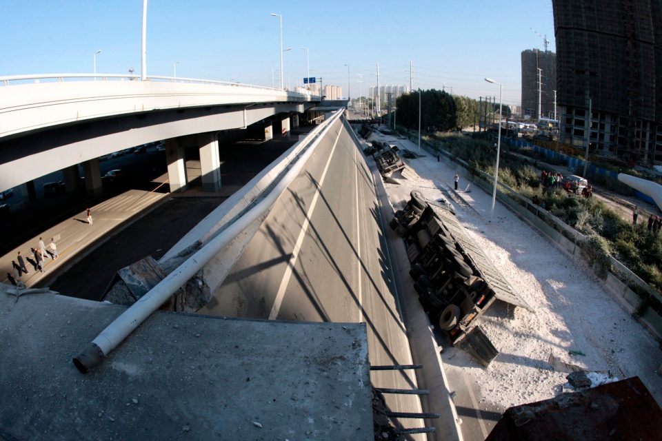 Се урна дел од мост на автопат во Кина, четири лица загинаа