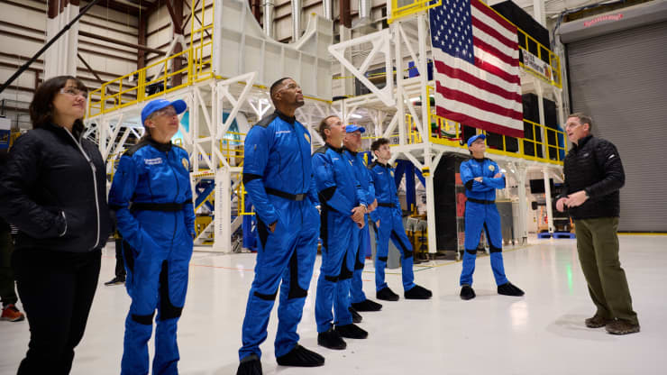 (ВИДЕО) Прв пат со 6 патници: Ракетата на Џеф Безос со трет лет во вселената